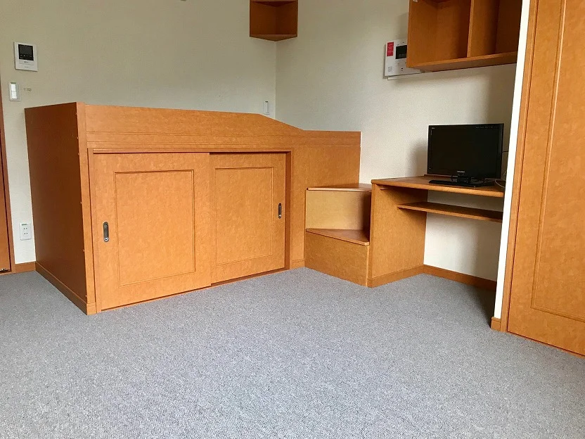 お部屋によって絨毯の色が異なります