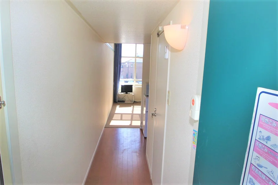 通路はフローリング、居室は絨毯仕様です！(^^♪