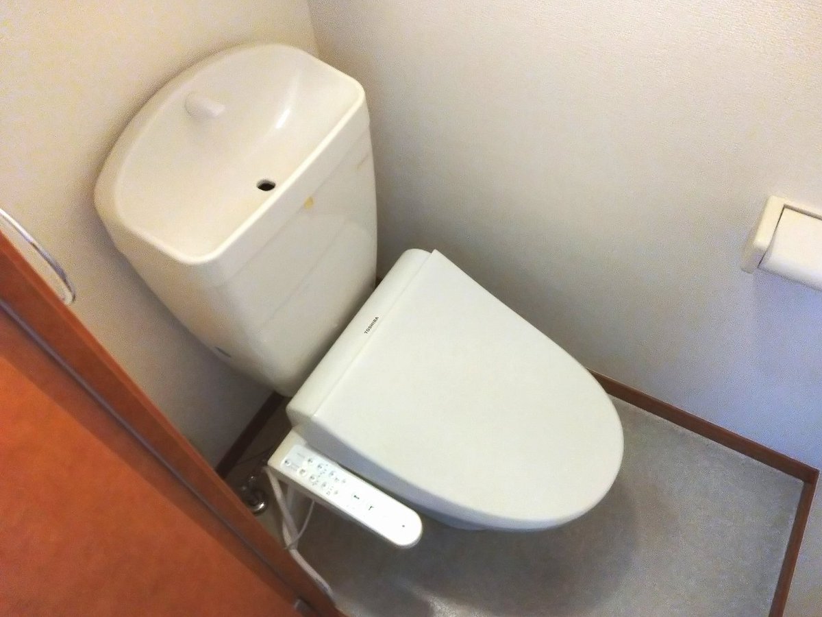 温水便座付きで快適生活    風呂・トイレ別