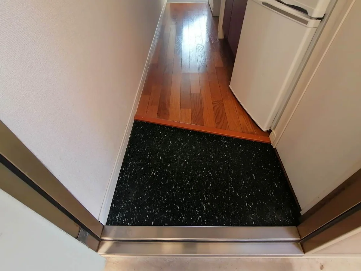 玄関です。右側にシューズボックスもあります。