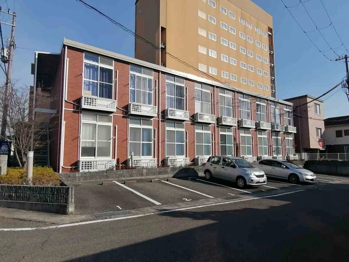 広々とした駐車場で止めやすいです。