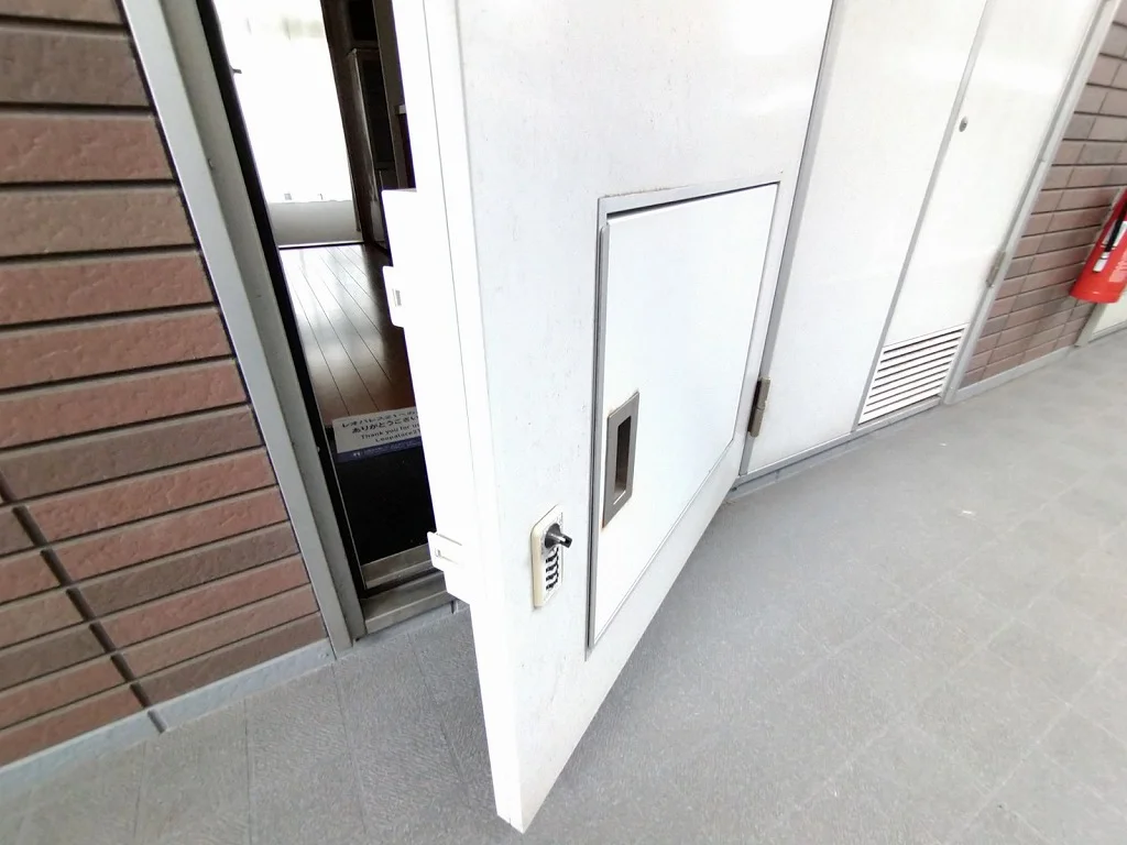 玄関扉に宅配ボックス付き