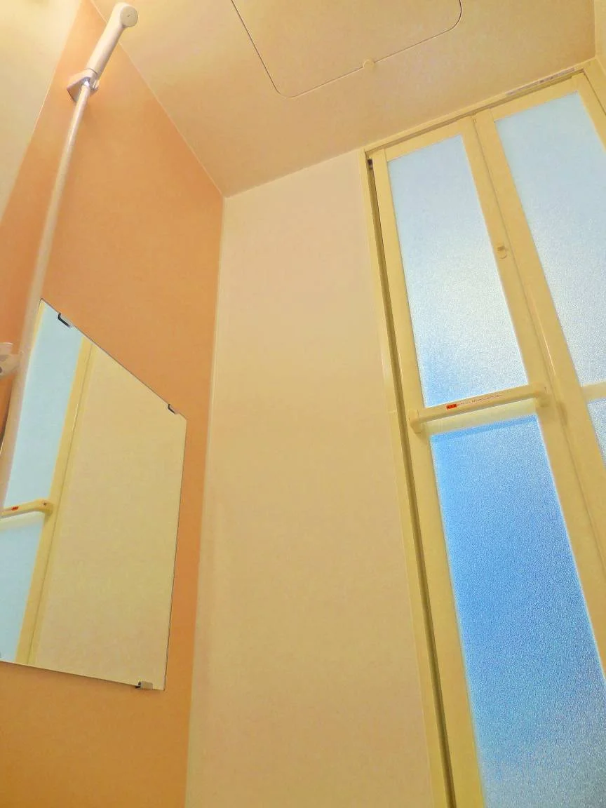 ピンクのカラーパネルが可愛い浴室は乾燥機付！