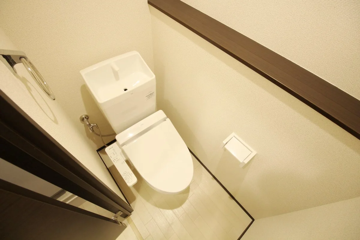 温水洗浄便座付きのトイレです♪