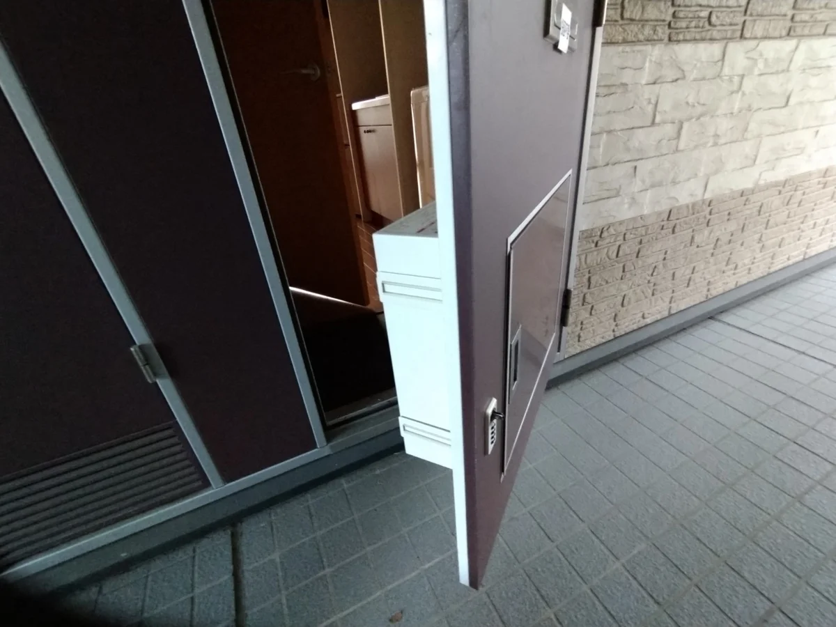 玄関扉に宅配ボックス標準設置