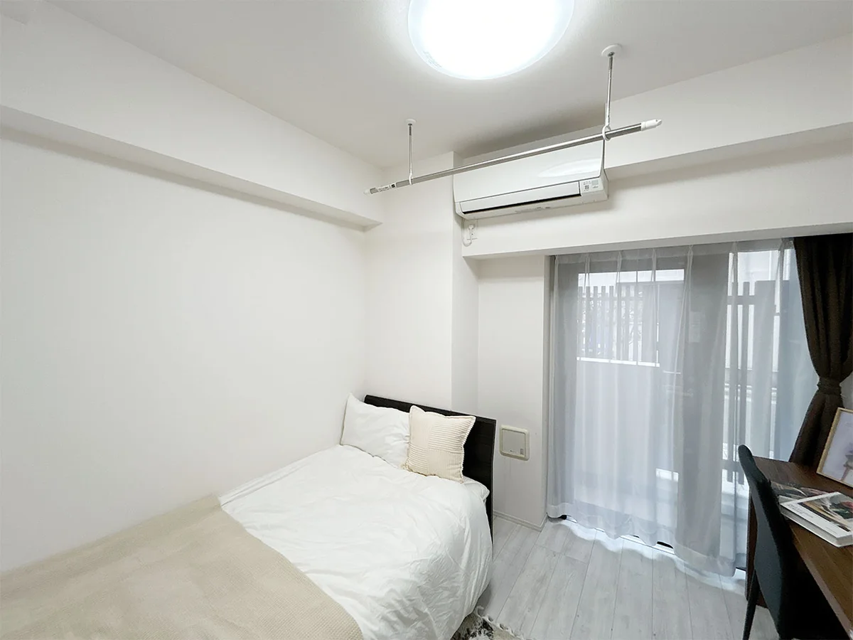 写真はお部屋のイメージです。ラグなどの室内装飾はございません。