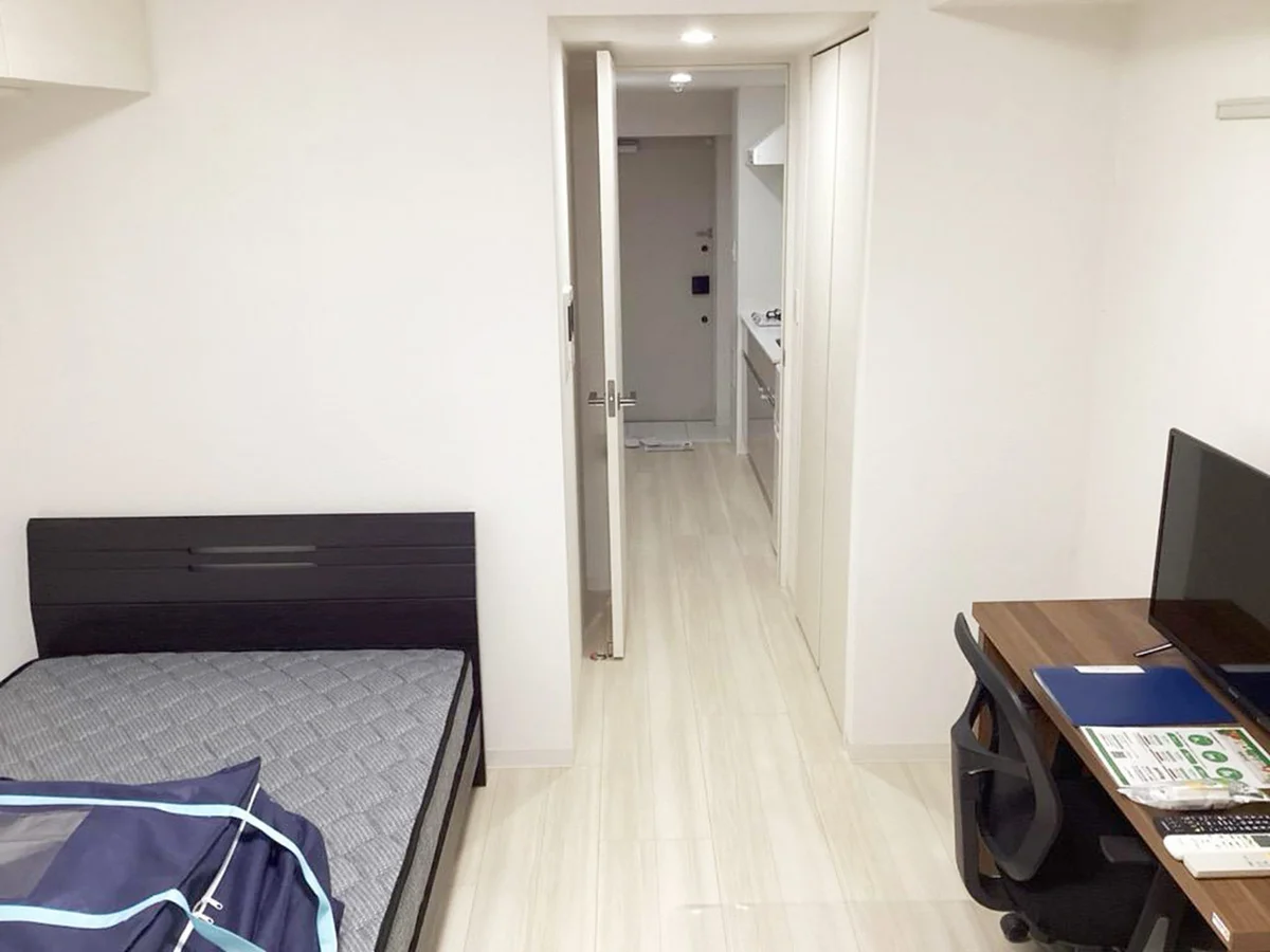 写真はお部屋のイメージです。ラグなどの室内装飾はございません。