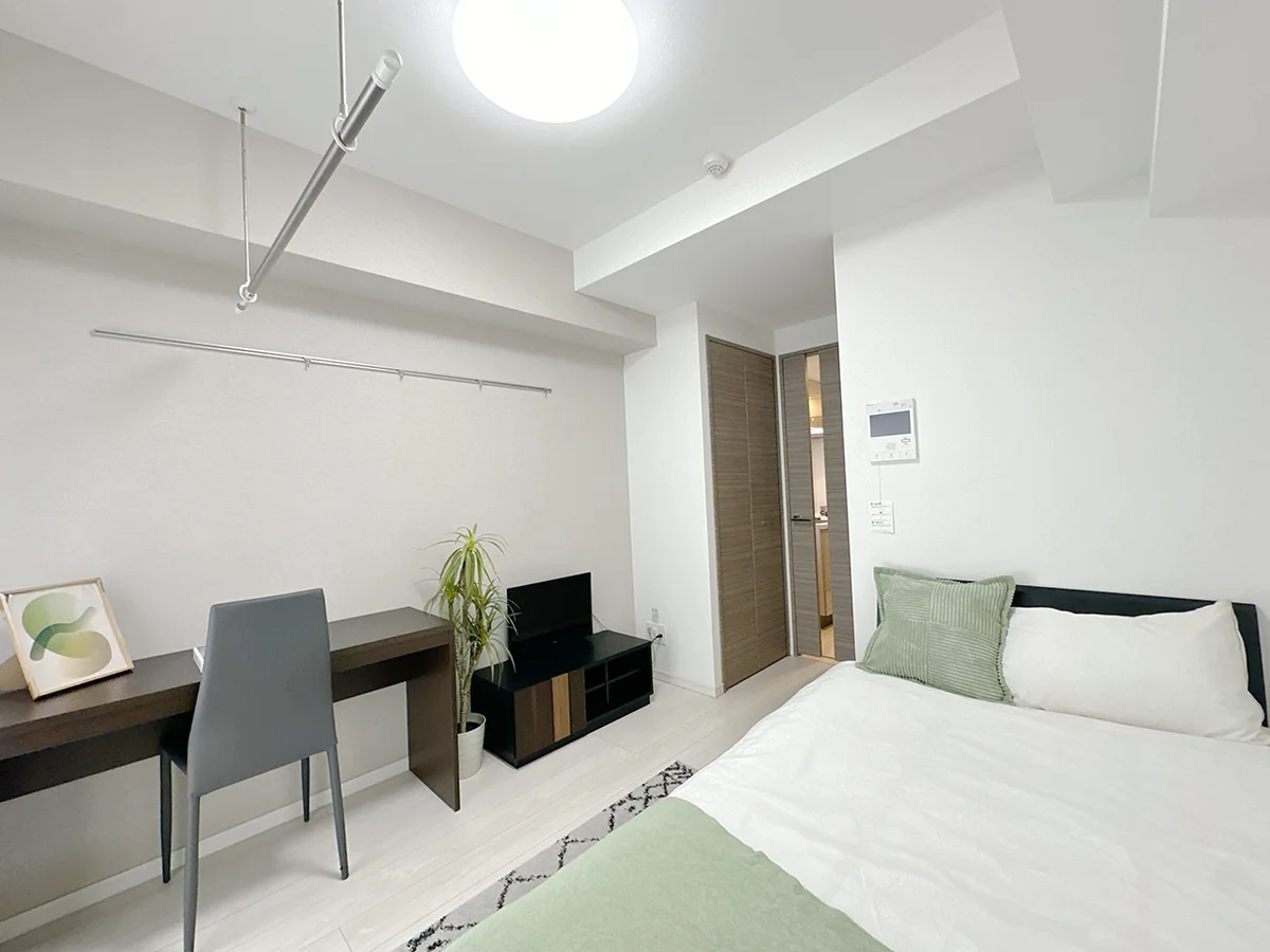 写真はお部屋のイメージです。ラグなどの室内装飾はございません。