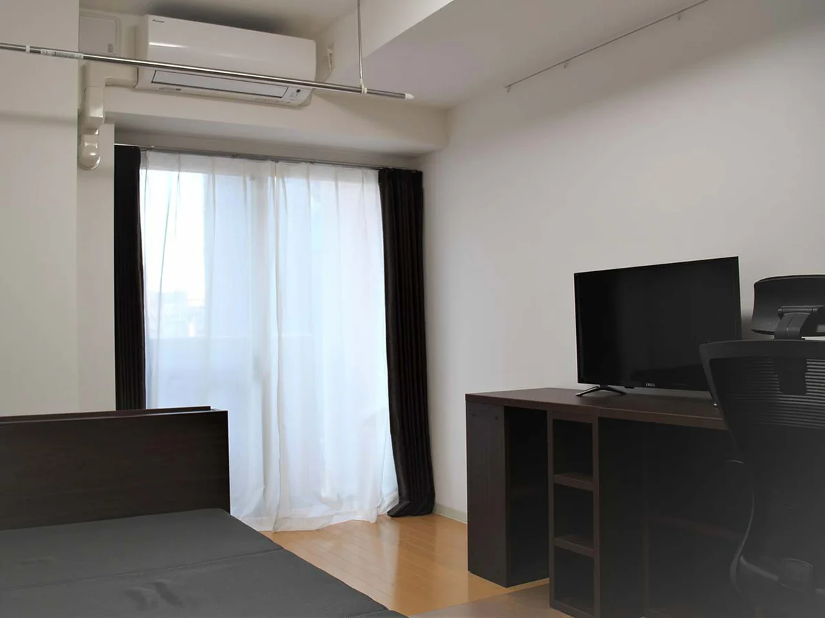 写真はお部屋のイメージです。ラグなどの室内装飾はございません。