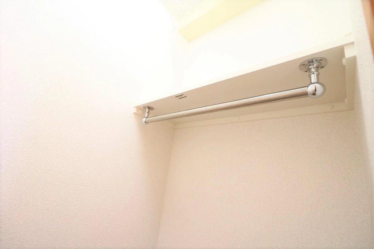 ハンガーパイプ付きでスッキリ収納
