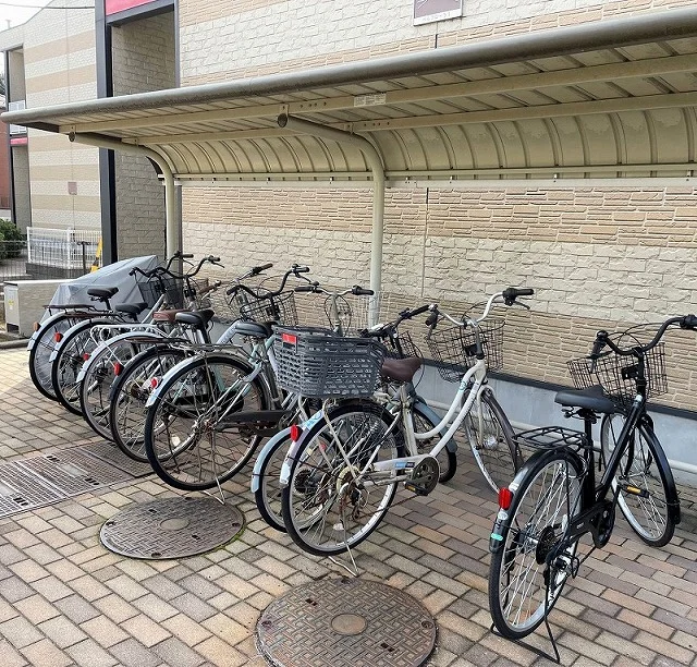 屋根付き駐輪場完備