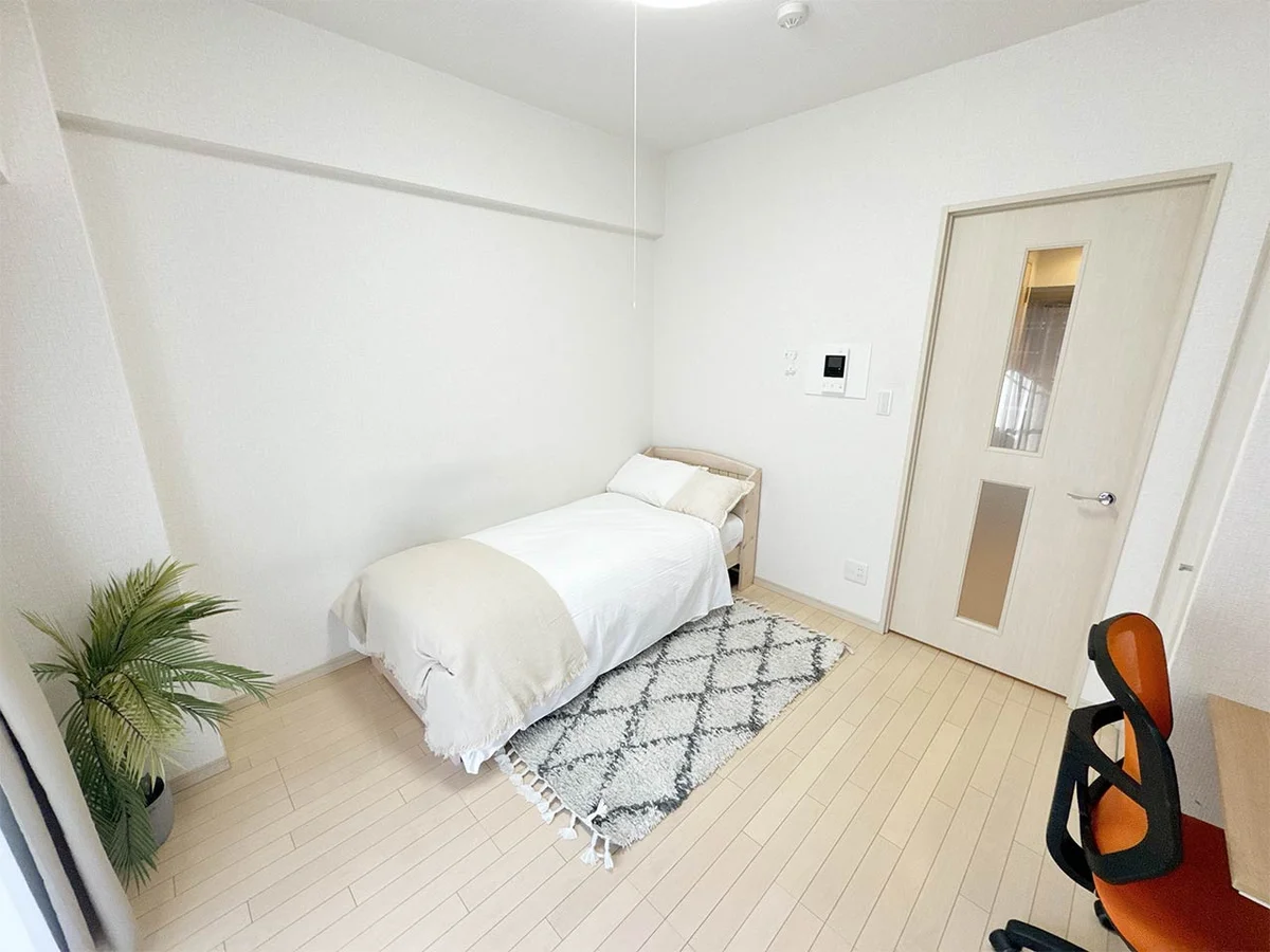 写真はお部屋のイメージです。ラグなどの室内装飾はございません。