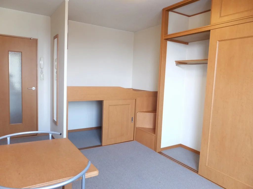 写真中央は収納付きベットです♪