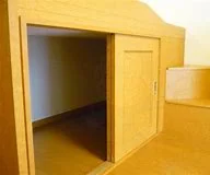 ベッド下の大型収納は便利で、大型の荷物も収納できます。