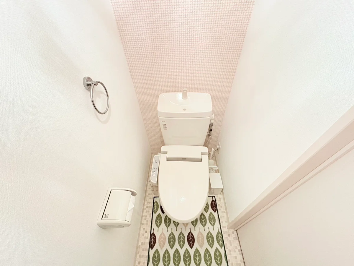 ウォシュレットつきのトイレです。老若男女皆様に安心してご利用いただけますね☆トイレにもトイレ用洗剤とトイレ用ブラシをご用意しておりますので長期ご利用の場合の気になる汚れなどもお掃除して頂けます＾＾