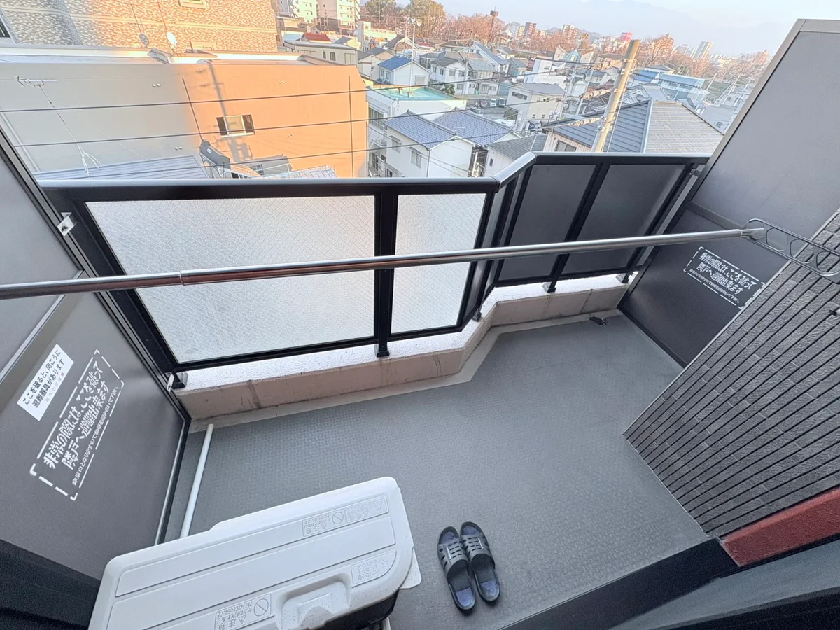 洗濯竿・スリッパ備え付☆入居中洗濯もできるので、コインランドリーに行かなくても大丈夫☆☆