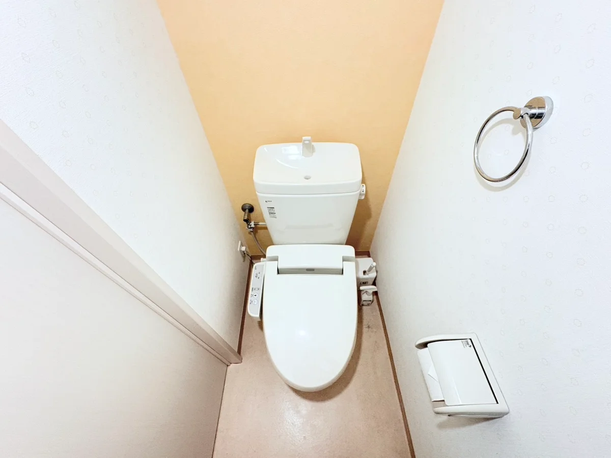 ウォシュレットつきのトイレです。老若男女皆様に安心してご利用いただけますね☆トイレにもトイレ用洗剤とトイレ用ブラシをご用意しておりますので長期ご利用の場合の気になる汚れなどもお掃除して頂けます＾＾