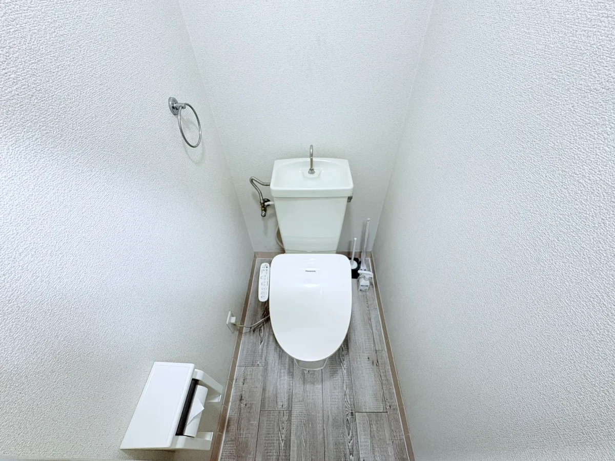 ウォシュレットつきのトイレです。老若男女皆様に安心してご利用いただけますね☆トイレにもトイレ用洗剤とトイレ用ブラシをご用意しておりますので長期ご利用の場合の気になる汚れなどもお掃除して頂けます＾＾