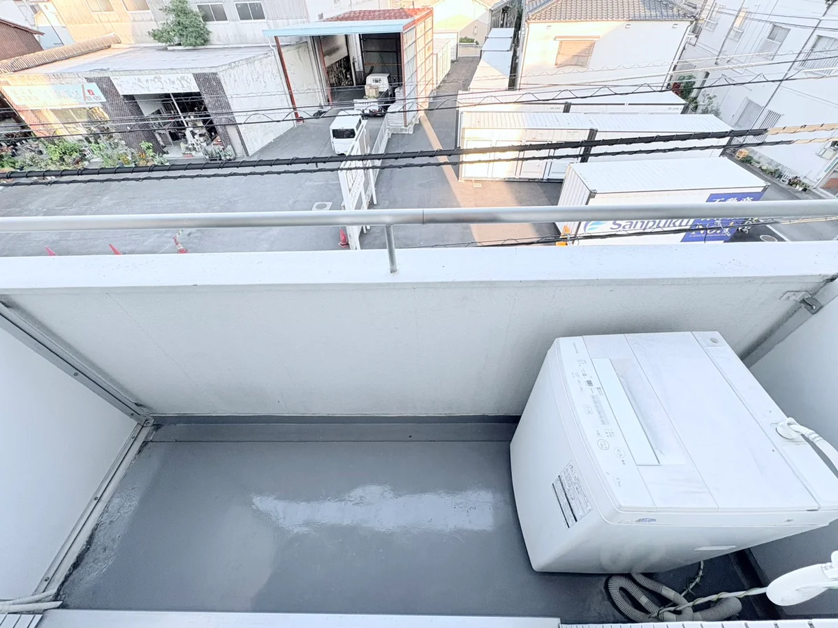 洗濯竿・スリッパ備え付☆入居中洗濯もできるので、コインランドリーに行かなくても大丈夫☆☆