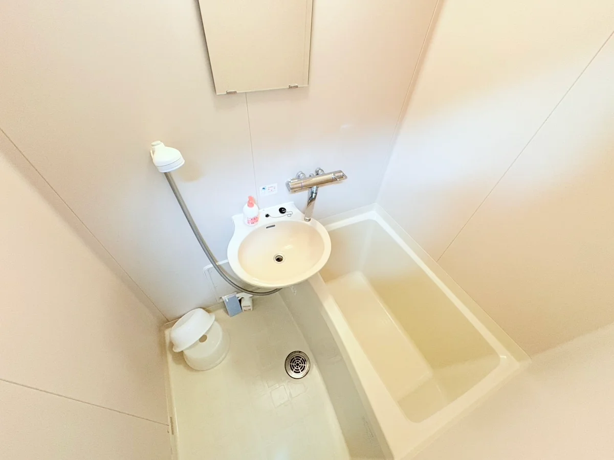 バストイレは別♪バスルームには風呂桶・風呂イス・風呂用洗剤・スポンジをご用意しておりますのでぜひご活用ください！