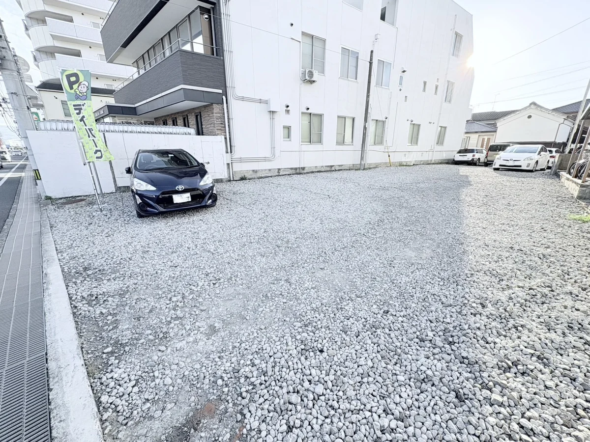 建物隣にデイパークの駐車場あります♪