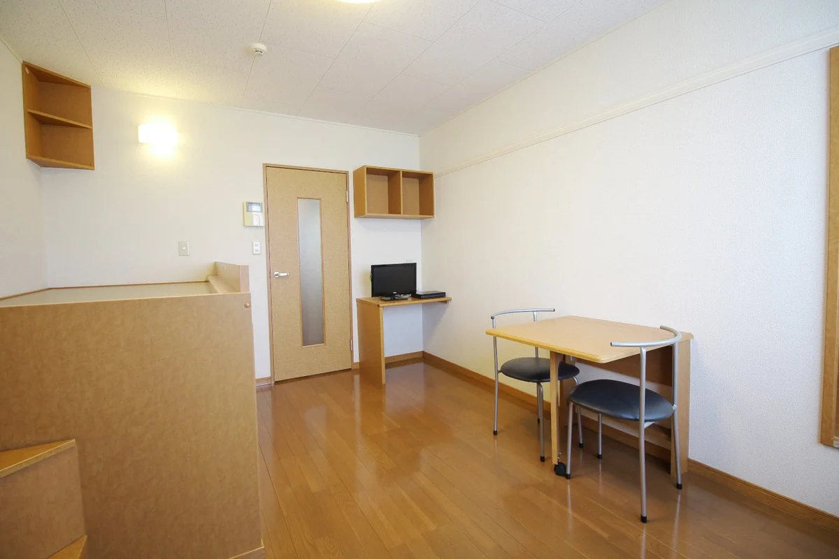 備え付けのテーブルは折りたたむ事ができますよ☆