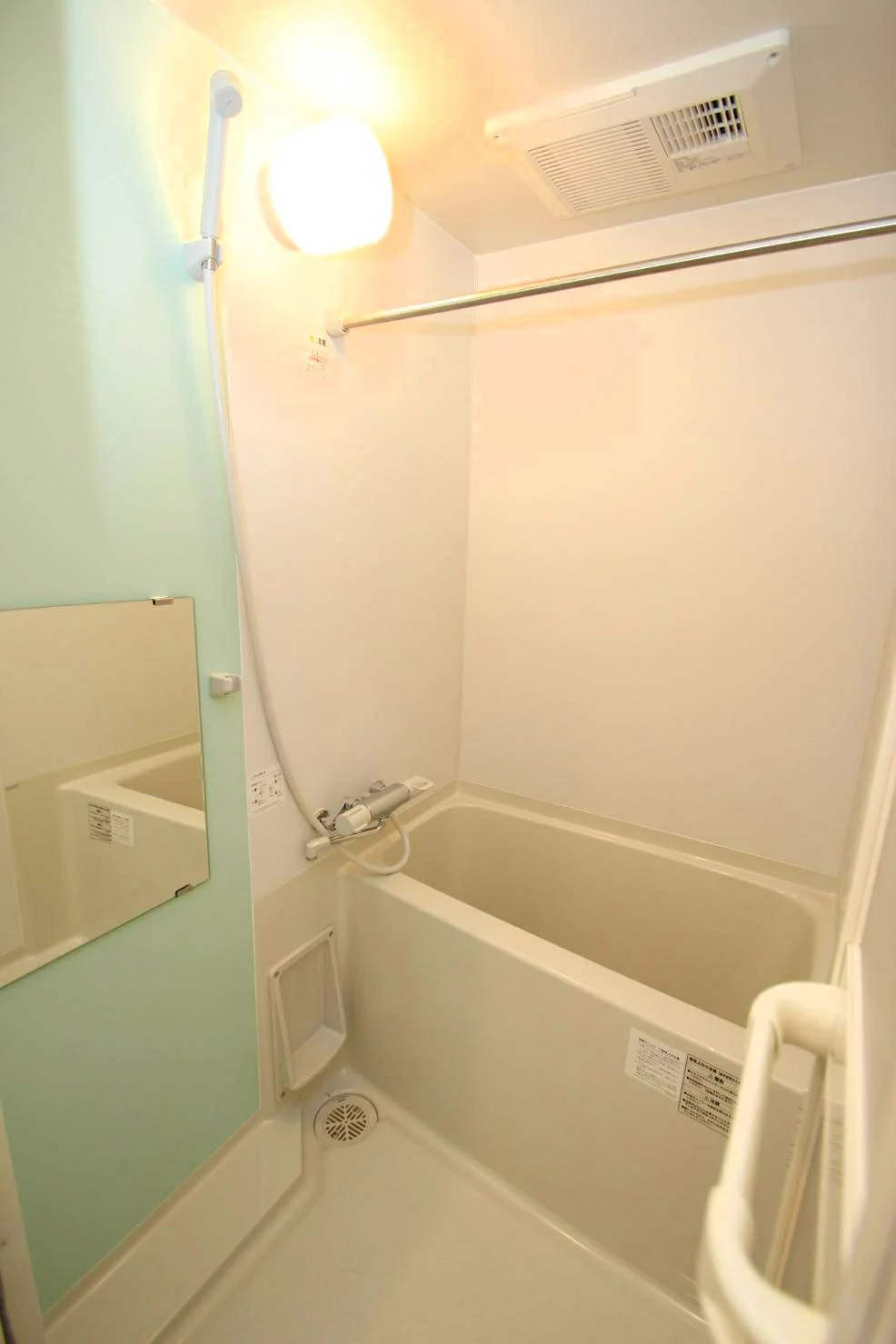 壁面の色はお部屋により異なります。