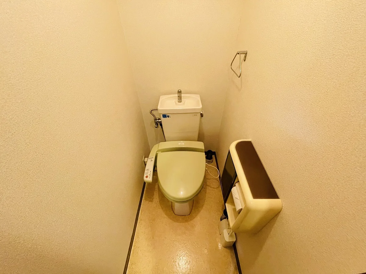 ウォシュレットつきのトイレです。老若男女皆様に安心してご利用いただけますね☆トイレにもトイレ用洗剤とトイレ用ブラシをご用意しておりますので長期ご利用の場合の気になる汚れなどもお掃除して頂けます＾＾