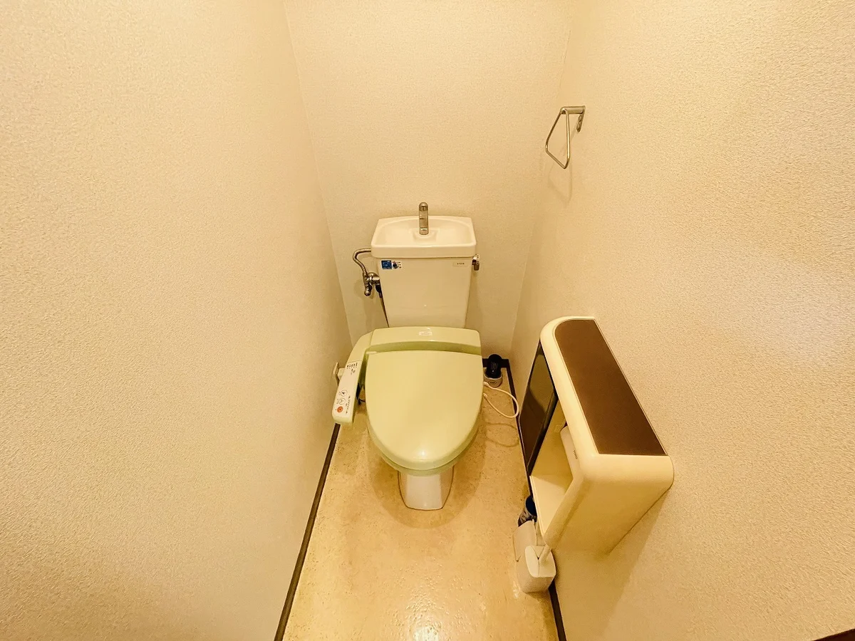 ウォシュレットつきのトイレです。老若男女皆様に安心してご利用いただけますね☆トイレにもトイレ用洗剤とトイレ用ブラシをご用意しておりますので長期ご利用の場合の気になる汚れなどもお掃除して頂けます＾＾