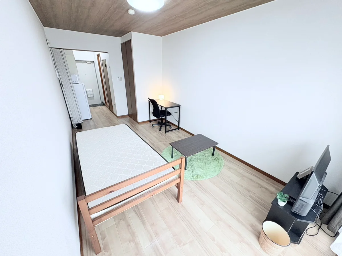 自宅で暮らすようなゆったりとした空間が魅力的♪出張の方はもちろん、学生さんや観光でいらっしゃる方にもSマンスリーのお部屋は家具・家電・備品の充実度が高いため大変ご好評いただいております。