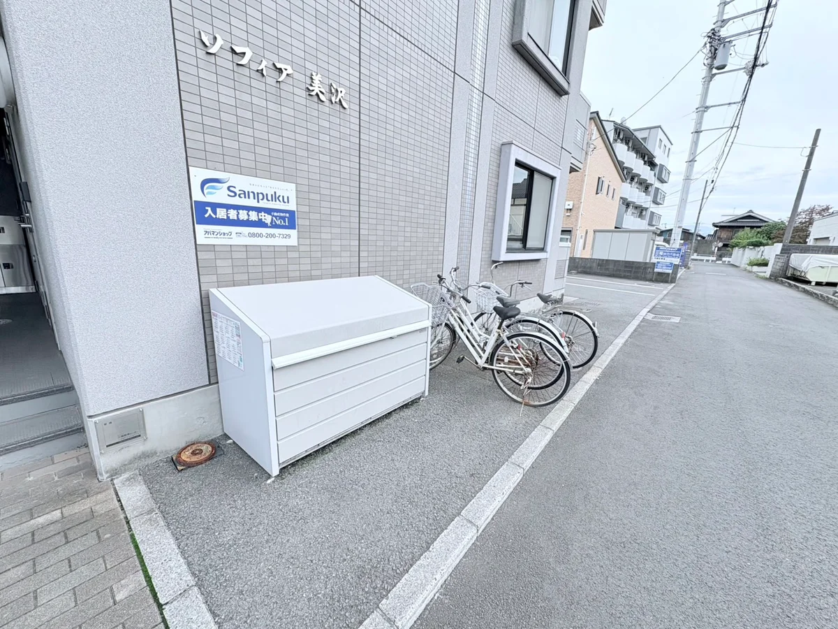 ゴミステーションは敷地内にあります。24時間捨てられます。