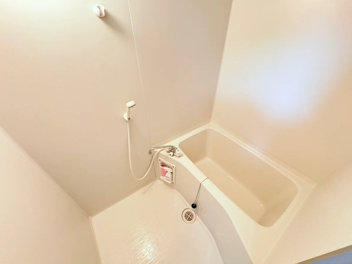 バストイレは別♪バスルームには風呂桶・風呂イス・風呂用洗剤・スポンジをご用意しておりますのでぜひご活用ください！