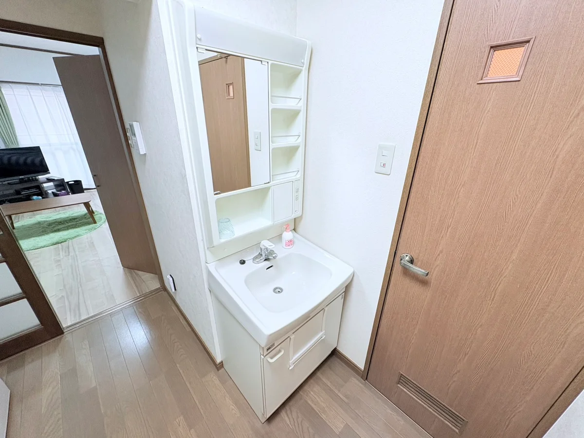 嬉しい独立洗面台付★☆忙しい朝でも余裕をもって身だしなみが整えることができます♪