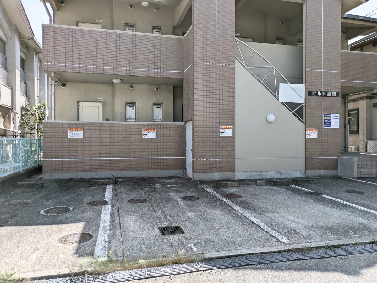 駐車場は建物敷地内になります。