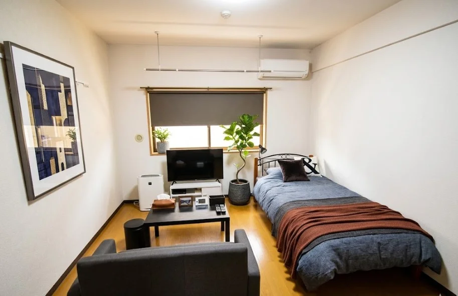 Kマンスリー米子301号室の写真です★広々とした1Kですのでゆっくりとおくつろぎいただけます(^^♪陸上自衛隊 米子駐屯地から車で5分ですので研修などでご利用のお客様にもおすすめです♪※植木と額とクッションなどは写真用です。