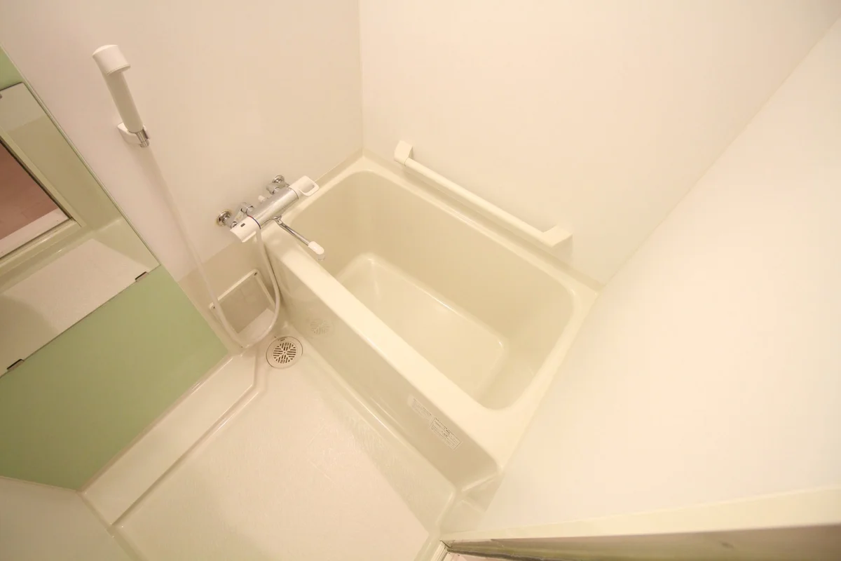 カラーパネル仕様のユニットバスは浴室乾燥機付き！