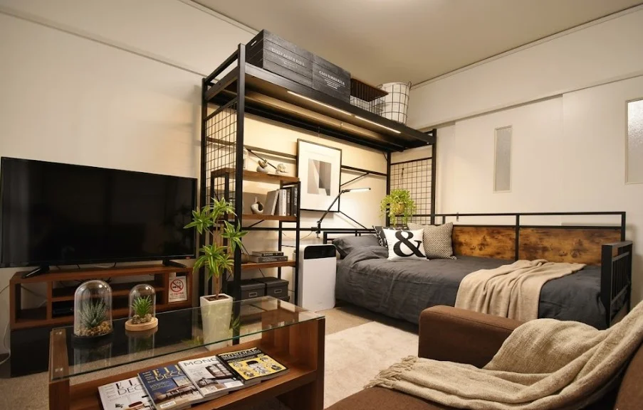 Kマンスリー島根松江の室内写真です📷すっきりとした１ＤＫのお部屋です！島根大学教育学部附属義務教育学校まで徒歩３分♪※植木と額とクッションなどは写真用です。