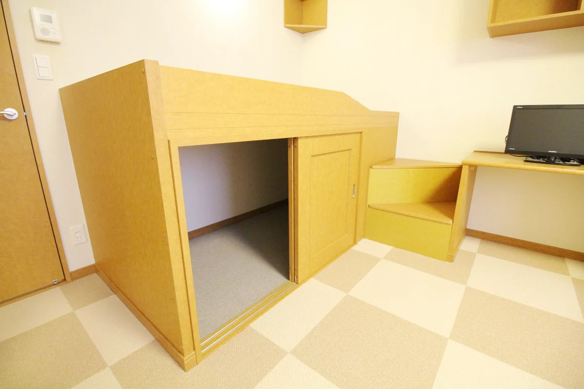 ベッドの下は大型収納スペースになっています☆