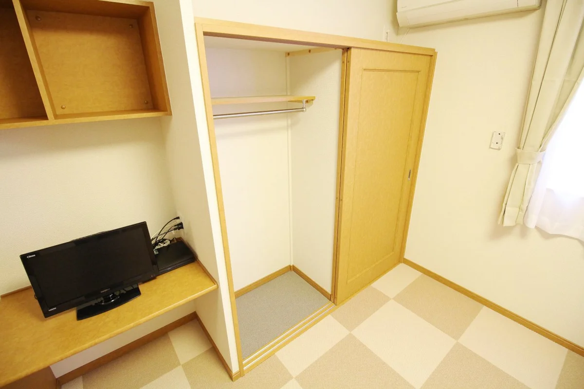 クローゼットは左右でスペースが仕切られています。