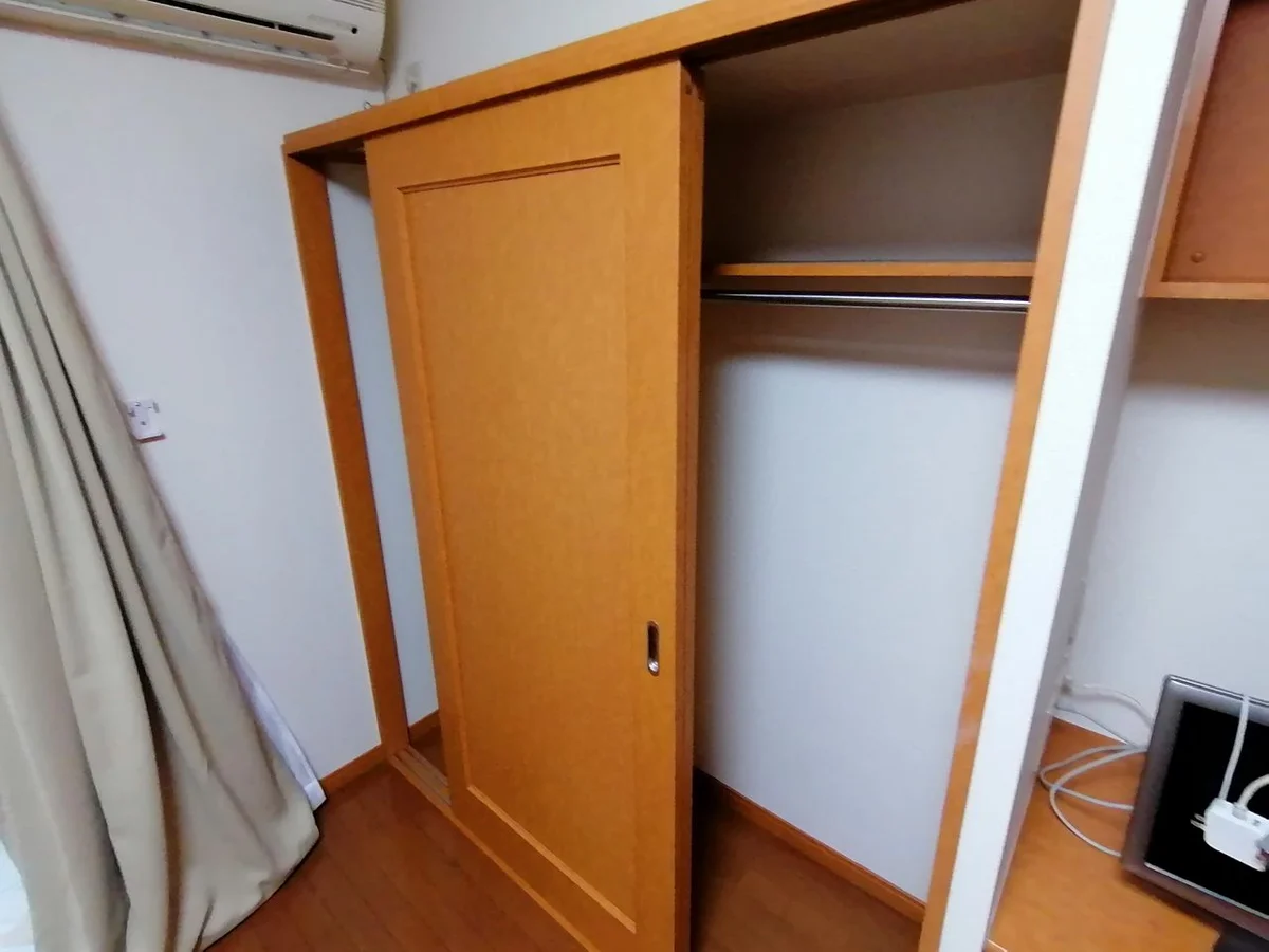 大きめのクローゼットが付いております。