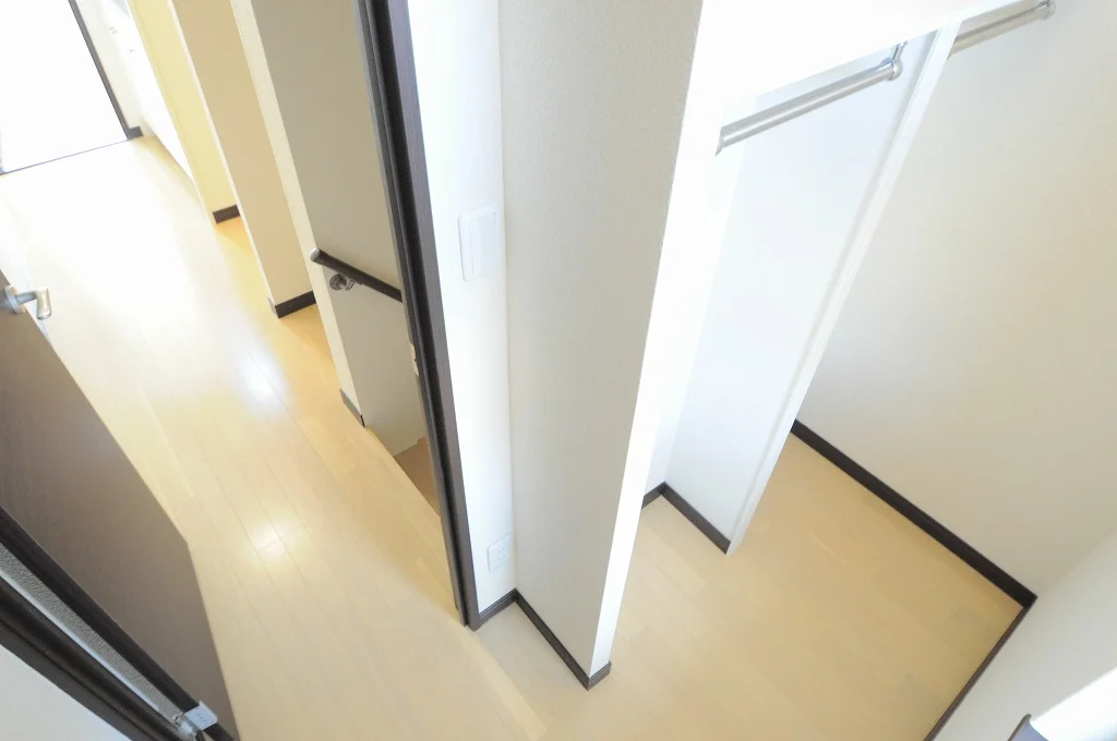 ２Ｆ階段上がると踊場あり収納可能　１Ｆは玄関収納あり
