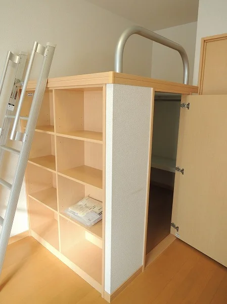 ベッドの下に収納が付いているハイベッドタイプのお部屋です！！