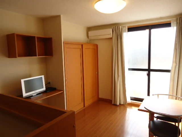大きな窓のついた明るいお部屋です。