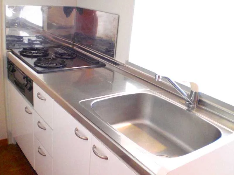 ３口コンロ付の広々としたカウンターキッチンです。