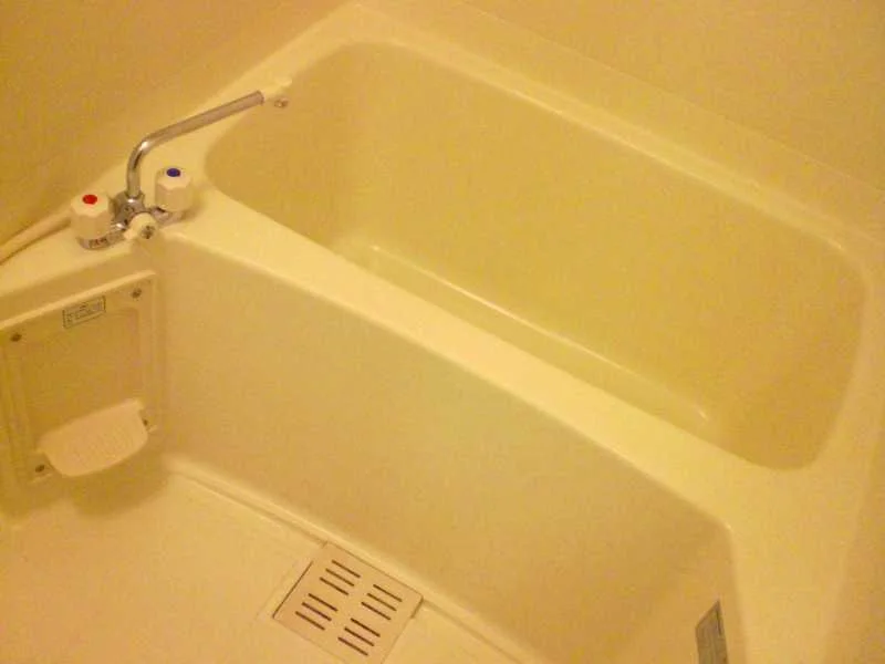 白を基調とした広々とした浴室です。