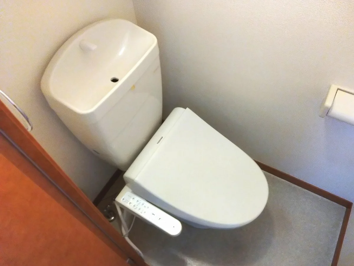 温水便座付きで快適生活    風呂・トイレ別