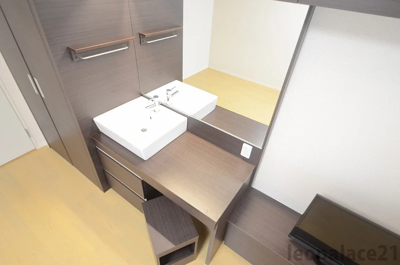 居間に配置した独立洗面台