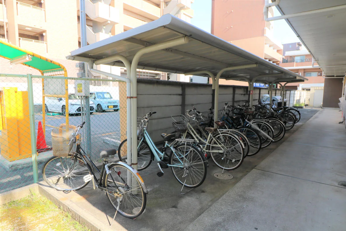 屋根付き駐輪場を完備（無料）
