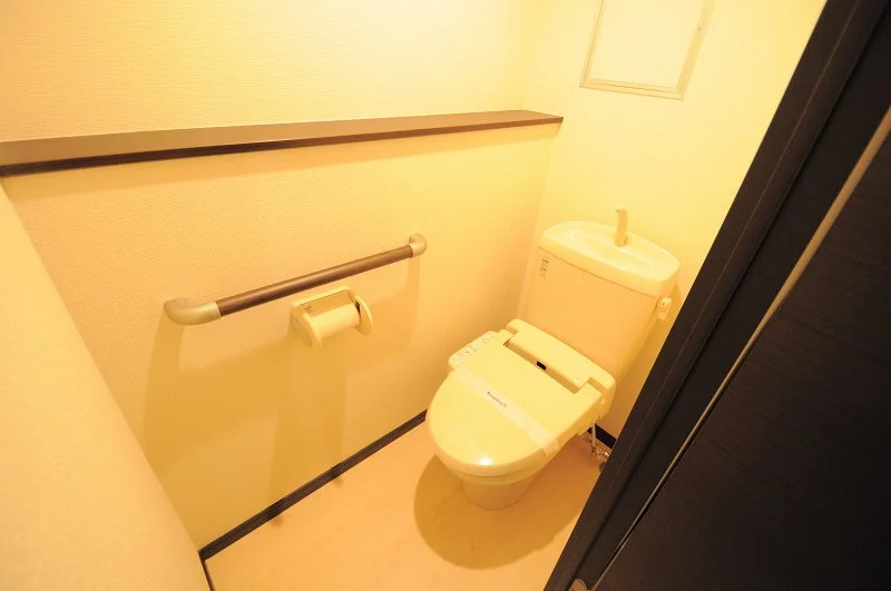 温水洗浄便座つきのトイレです。