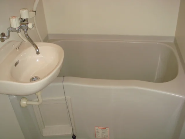 浴室は洗面台付きのタイプです。